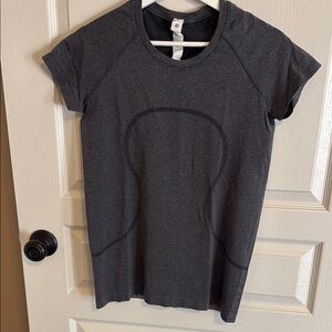 Lululemon Athletica Gray Fitted Short Sleeve T-Shirt